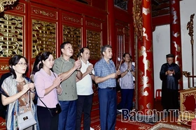 Đoàn công tác Ban Thường vụ Tỉnh ủy Đắk Lắk dâng hương Quốc mẫu Tây Thiên