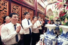 Đoàn đại biểu các địa phương dâng hương tưởng niệm các Vua Hùng