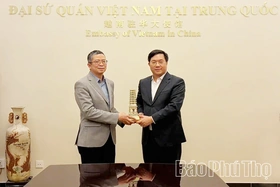 Đoàn đại biểu tỉnh Phú Thọ thăm và làm việc với Đại sứ quán Việt Nam tại Trung Quốc