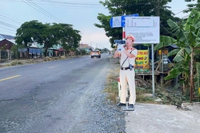 Hình nộm CSGT bắn tốc độ trên quốc lộ N2