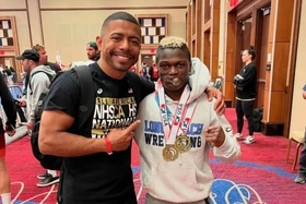 Nạn nhân của tinh tinh trở thành nhà vô địch đấu vật