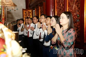 Cụm số 2 dâng hương tưởng niệm các Vua Hùng