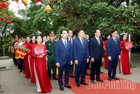 Đoàn đại biểu các xã Hùng Việt, Phú Khê, Minh Hòa, Xuân Viên dâng hương tưởng niệm các Vua Hùng