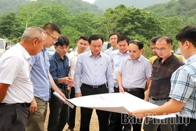 Vice Chairman of Provincial People’s Committee Quach Tat Liem inspects construction progress of transport projects in Hoa Binh area