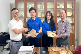 Gifting 500 Areca Leaf Sheath Fans to Tourists