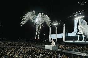 Lisa gây ấn tượng mạnh tại Coachella với tạo hình “giống trí tuệ nhân tạo”