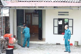 Khẩn trương di dời các hộ dân bị ảnh hưởng do sạt lở tại khu Phú Hà, phường Phong Châu