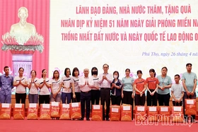 Bộ trưởng Bộ Ngoại giao Lê Hoài Trung trao 200 suất quà của Đảng và Nhà nước tặng gia đình chính sách, người có hoàn cảnh khó khăn, đoàn viên, người lao động