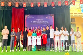 Giao lưu giữa các nghệ sĩ, tuyển thủ bóng đá với học sinh phường Tân Hòa