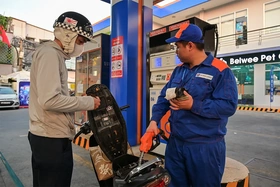 Giá xăng dầu lại giảm, có loại hạ hơn 1.000 đồng/lít