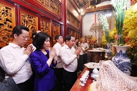 Đoàn đại biểu Thành phố Hà Nội dâng hương tưởng nhớ các Vua Hùng