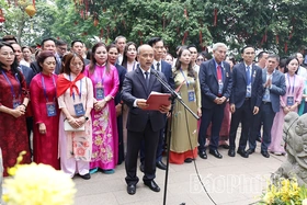 Đoàn kiều bào tiêu biểu dâng hương tri ân các Vua Hùng