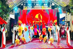 Sôi nổi chương trình văn nghệ chào mừng các ngày lễ lớn tại xã Tân Lạc