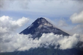 Philippines sơ tán hàng nghìn người do núi lửa Mayon phun trào