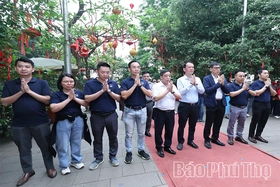 Liên đoàn Thương mại và Công nghiệp Việt Nam và Hội đồng Năng lượng Thế giới tại Việt Nam dâng hương tại Đền Hùng