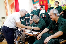 Trao tặng quà của Tổng Bí thư, Chủ tịch nước Tô Lâm cho người có công