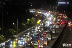 Nửa đêm, người dân về quê ‘né’ tắc đường, cửa ngõ phía Nam Hà Nội kẹt cứng