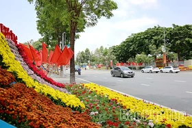 Tưng bừng cờ hoa chào mừng các ngày lễ 30/4 và 1/5