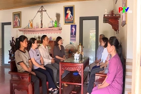 Trao tiền ủng hộ của nhà hảo tâm tới nhân vật PTV Kết nối yêu thương