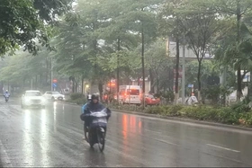 Thời tiết ngày 10/5: Miền Bắc mưa dông, Đông Nam Bộ nắng nóng trên 36 độ C