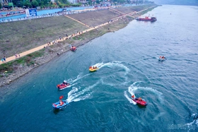 Mãn nhãn màn biểu diễn cano hơi nước tại Lễ cầu ngư