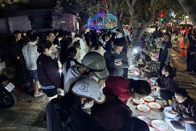 Chợ ven biển Cửa Lò chỉ bán đặc sản top 10 Việt Nam, đêm nào cũng kín khách