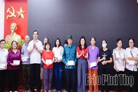 Trao 50 suất quà cho các gia đình hoàn cảnh khó khăn phường Thanh Miếu