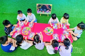 Hoạt động “trang trí khung ảnh Bác Hồ”