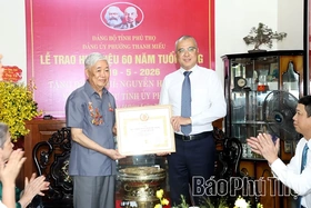Bí thư Tỉnh ủy Phạm Đại Dương trao tặng Huy hiệu Đảng cho các đồng chí nguyên lãnh đạo chủ chốt