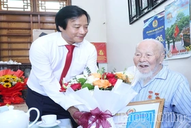 Trao Huy hiệu 80 năm tuổi Đảng cho đảng viên Nguyễn Hoàng Cần