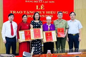 26 đảng viên Đảng bộ xã Lạc Sơn được trao Huy hiệu Đảng đợt 19/5