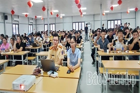 Trang bị kiến thức an toàn giao thông cho công nhân lao động