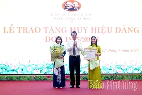 Trao Huy hiệu Đảng đợt 19/5 cho 30 đảng viên Đảng bộ xã Hạ Hòa