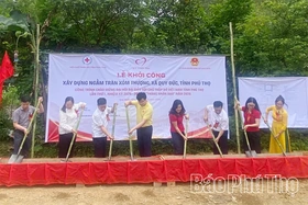 Khởi công xây dựng ngầm tràn xóm Thượng, xã Quy Đức