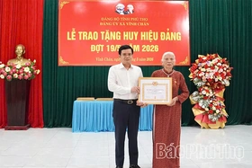 Đảng bộ xã Vĩnh Chân trao Huy hiệu Đảng đợt 19/5