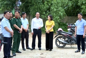 Thăm hỏi, động viên và hỗ trợ 5 gia đình học sinh bị đuối nước 100 triệu đồng