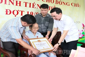 Trao Huy hiệu 80 năm tuổi Đảng tặng đảng viên lão thành Đinh Tiến Nhiên