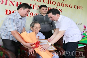 Trao Huy hiệu 80 năm tuổi Đảng tặng đảng viên lão thành Đinh Tiến Nhiên