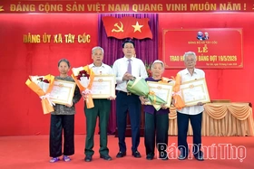 Đảng bộ xã Tây Cốc trao Huy hiệu Đảng đợt 19/5 cho 23 đảng viên
