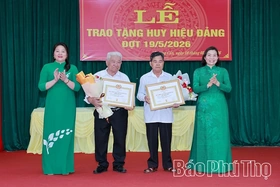 Trao tặng Huy hiệu Đảng cho 12 đảng viên xã Hương Cần