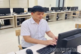 Hoa thơm dâng Bác