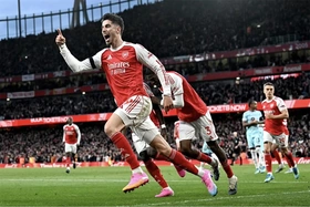 Thắng nghẹt thở Burnley, Arsenal chạm tay chức vô địch Ngoại hạng Anh