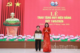 Đảng bộ xã Xuân Lãng trao Huy hiệu Đảng tặng các đảng viên đợt 19/5