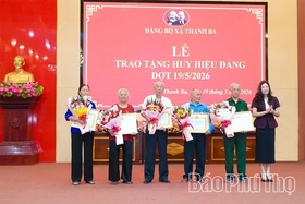 Thanh Ba trao tặng Huy hiệu Đảng đợt 19/5 cho các đảng viên