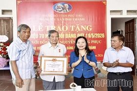 Trao Huy hiệu 70 năm tuổi Đảng cho đảng viên lão thành cách mạng