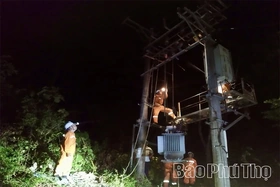 Điện lực Mai Châu khẩn trương xử lý sự cố cấp điện trở lại trong đêm