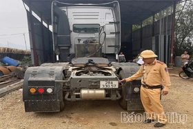Siết chặt xe tải trọng lớn tại xã Lạc Sơn