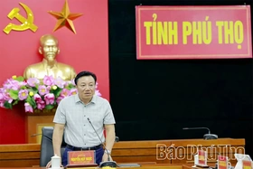 Phó Chủ tịch UBND tỉnh Nguyễn Huy Ngọc nghe báo cáo xây dựng, cập nhật dữ liệu Trung tâm điều hành phục vụ phát triển kinh tế - xã hội tỉnh