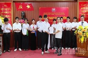 Kết nạp Đảng cho 19 học sinh Trường Phổ thông Dân tộc nội trú THPT Hòa Bình