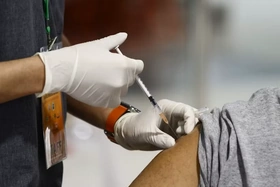 Thử nghiệm trên người vaccine “phổ quát” đầu tiên do AI thiết kế
